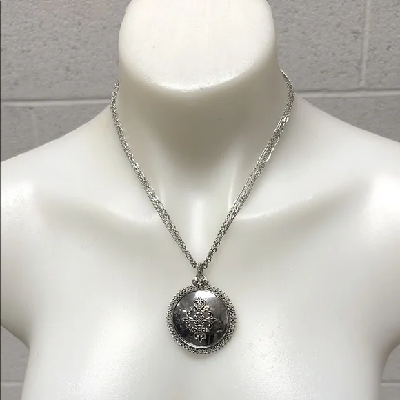 Elegant Silver Pendant Necklace - Picture 1 of 3